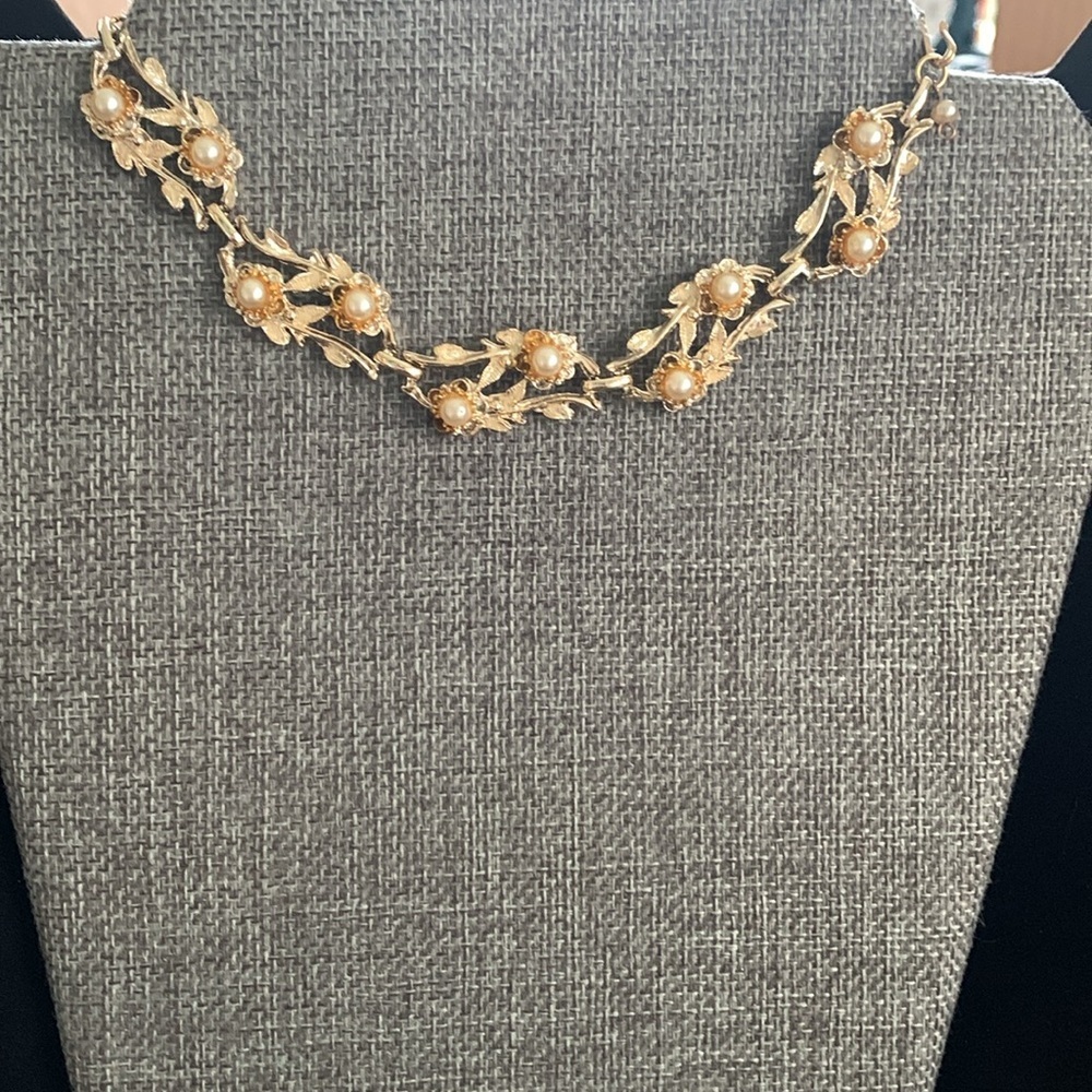 Two faux pearl necklaces - 1 vint goldtone floral 13” & 1 silvertone modern 18” - Picture 6 of 8